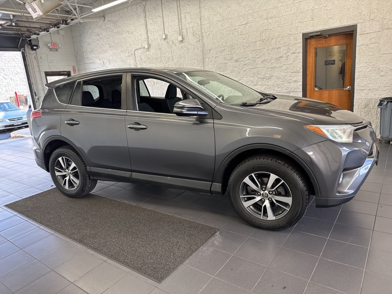 2018 Toyota RAV4 XLE's photo