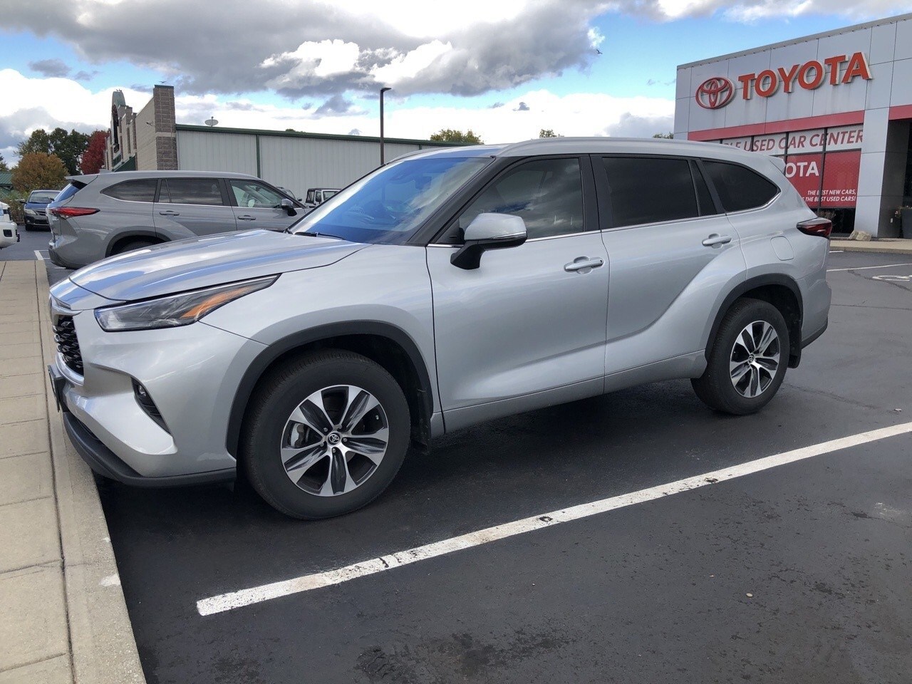 2024 Toyota Highlander XLE photo 2