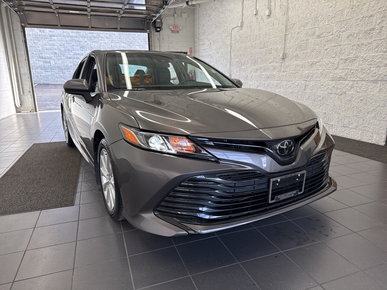 2018 Toyota Camry LE photo 2