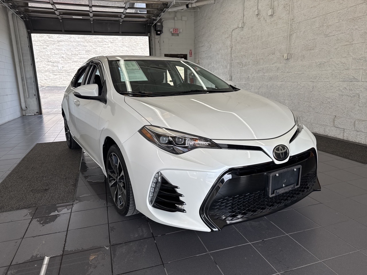 Used 2018 Toyota Corolla SE with VIN 5YFBURHE7JP811836 for sale in Springfield, MO