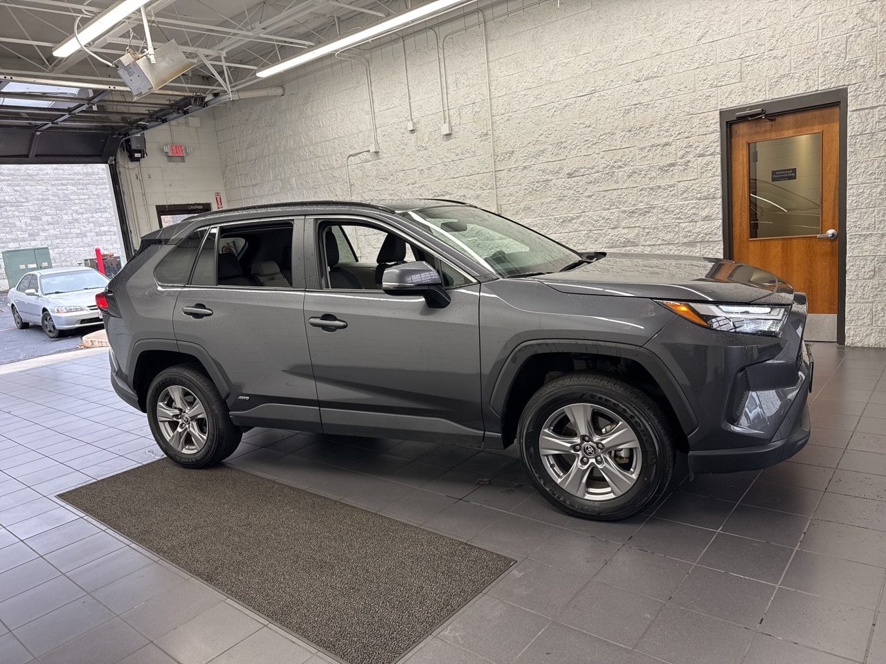 2025 Toyota RAV4 XLE's photo