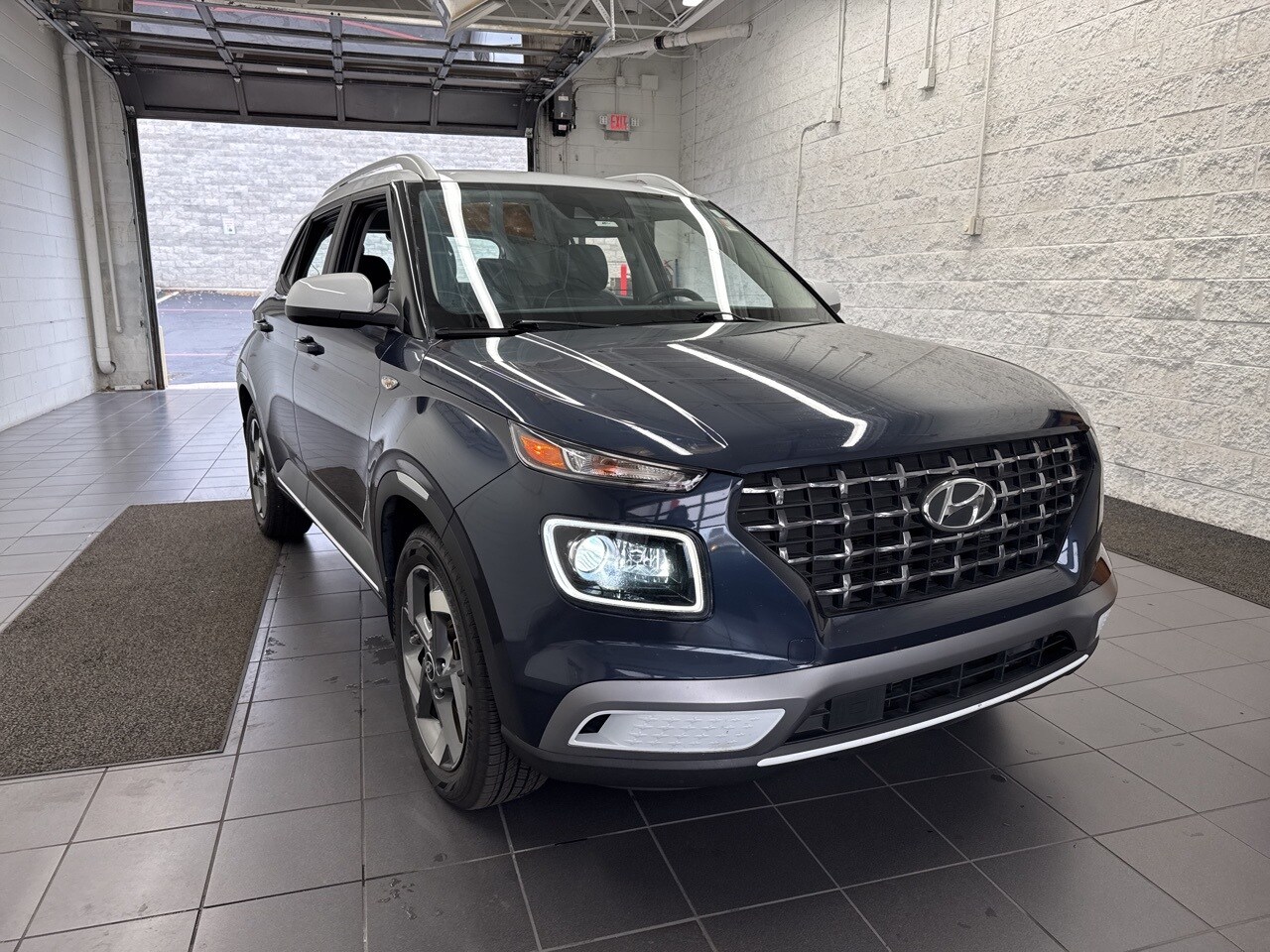 2021 Hyundai Venue SEL Denim photo 2