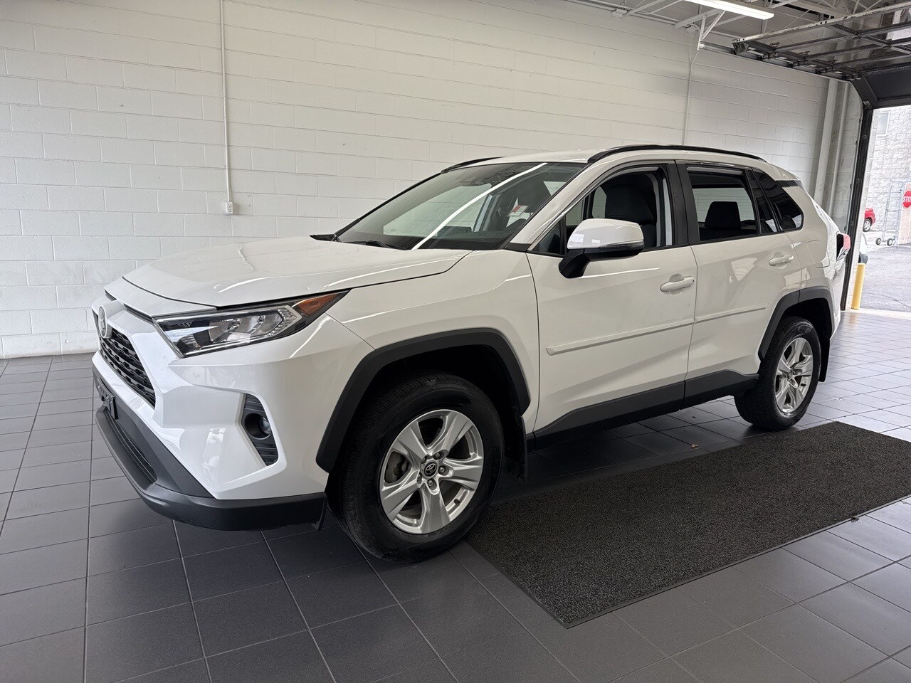 2021 Toyota RAV4 XLE photo 3