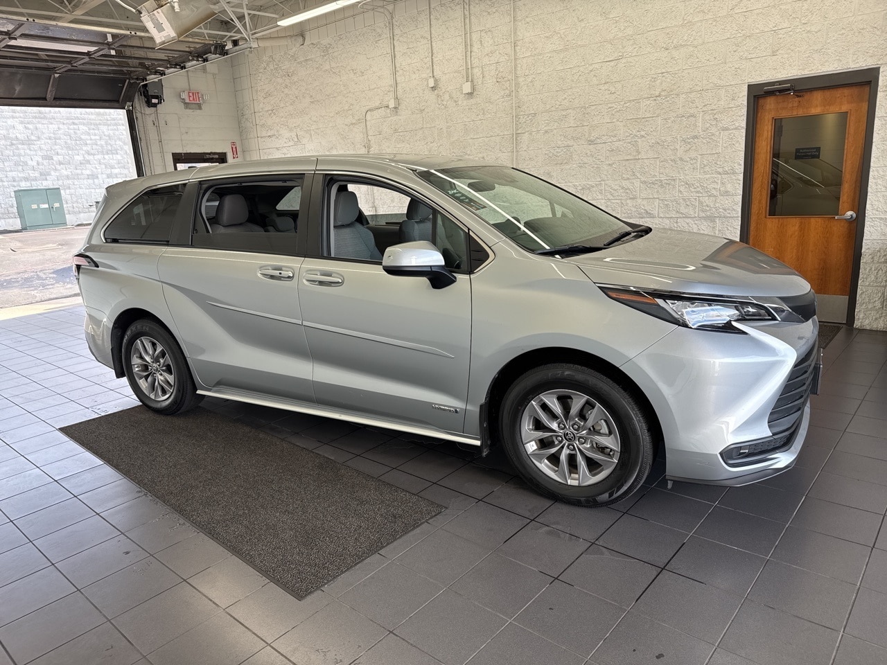 2021 Toyota Sienna LE's photo