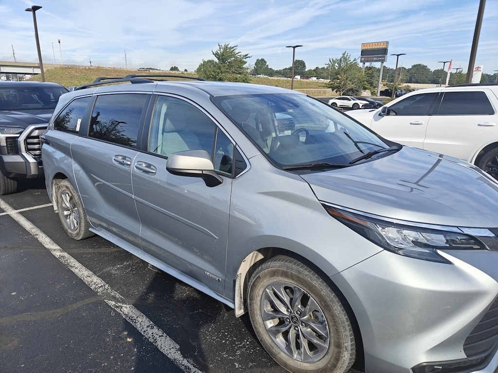 Used 2021 Toyota Sienna LE Minivan/Van