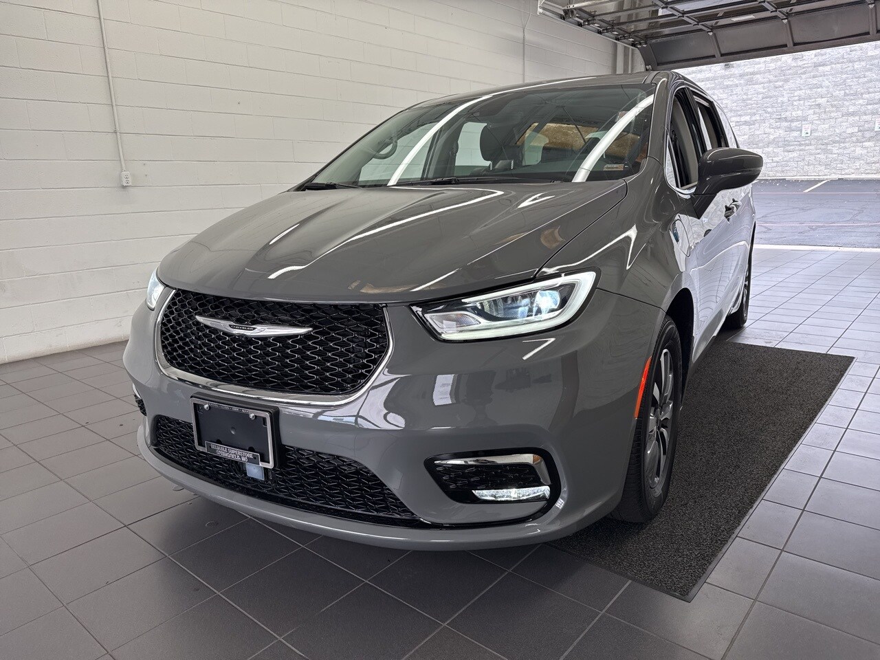 2022 Chrysler Pacifica Hybrid Touring L photo 3