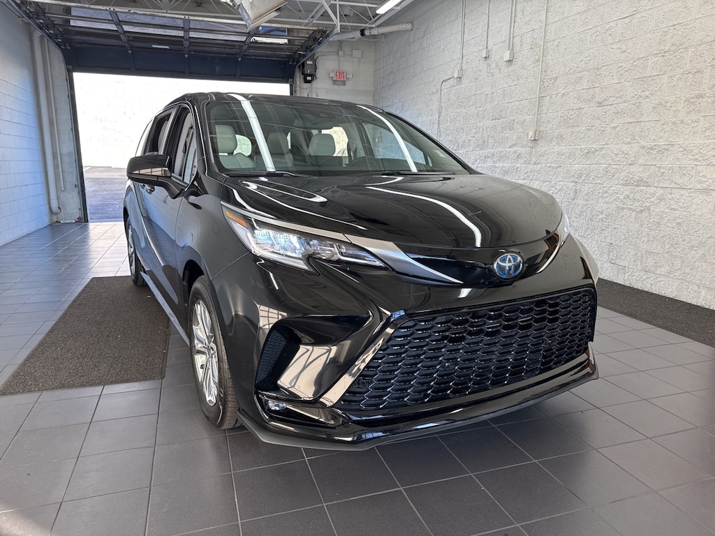Certified 2023 Toyota Sienna XSE Minivan/Van