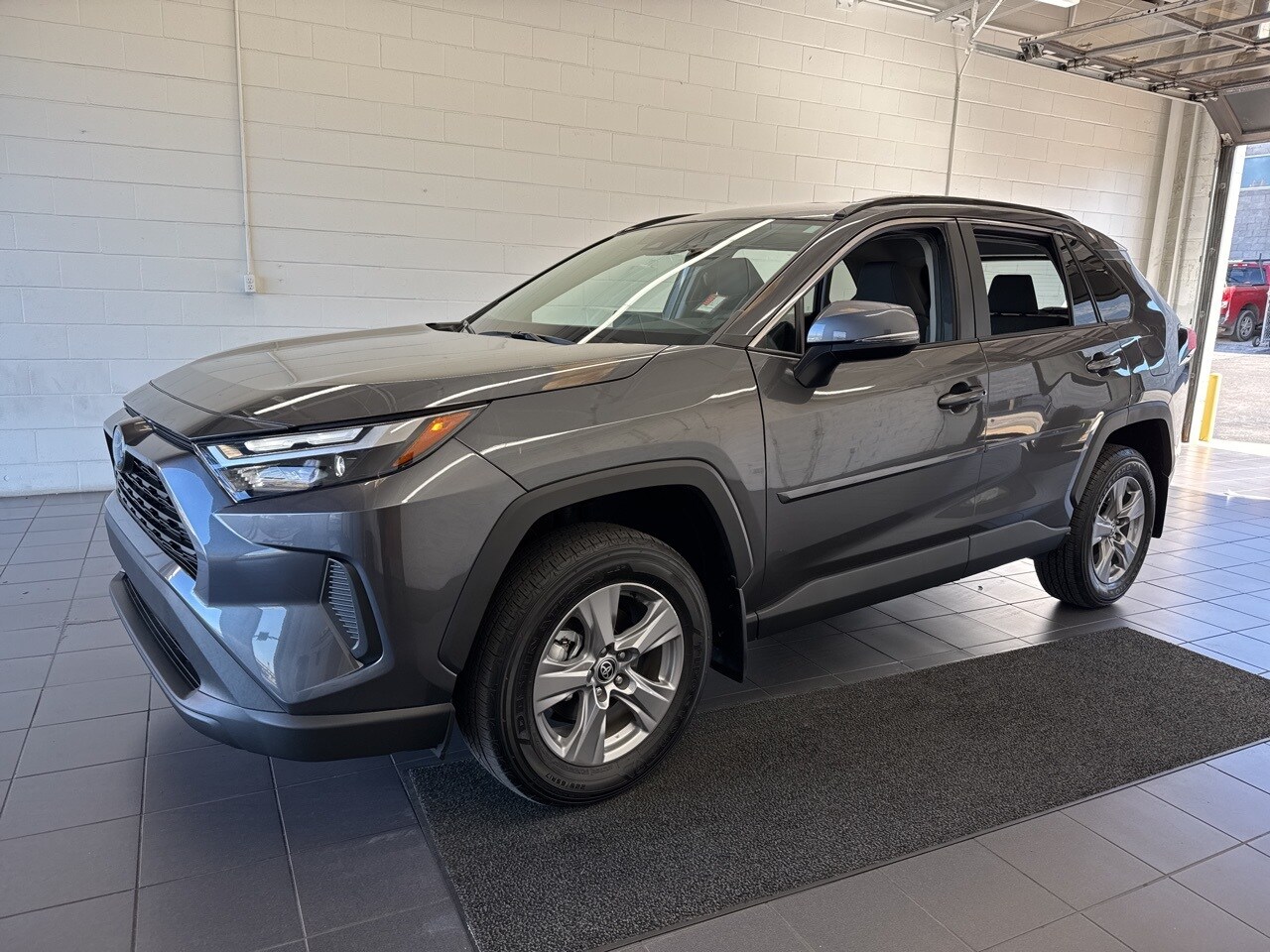 2023 Toyota RAV4 Hybrid XLE photo 4