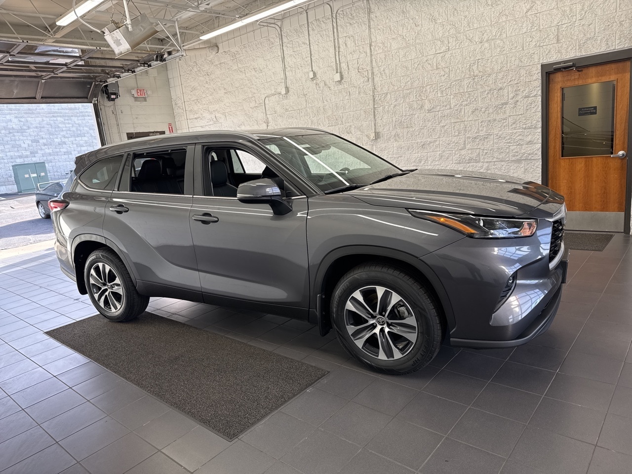2024 Toyota Highlander XLE's photo