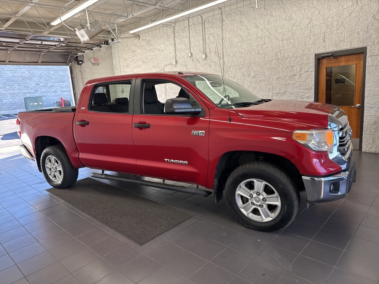 2017 Toyota Tundra SR5's photo