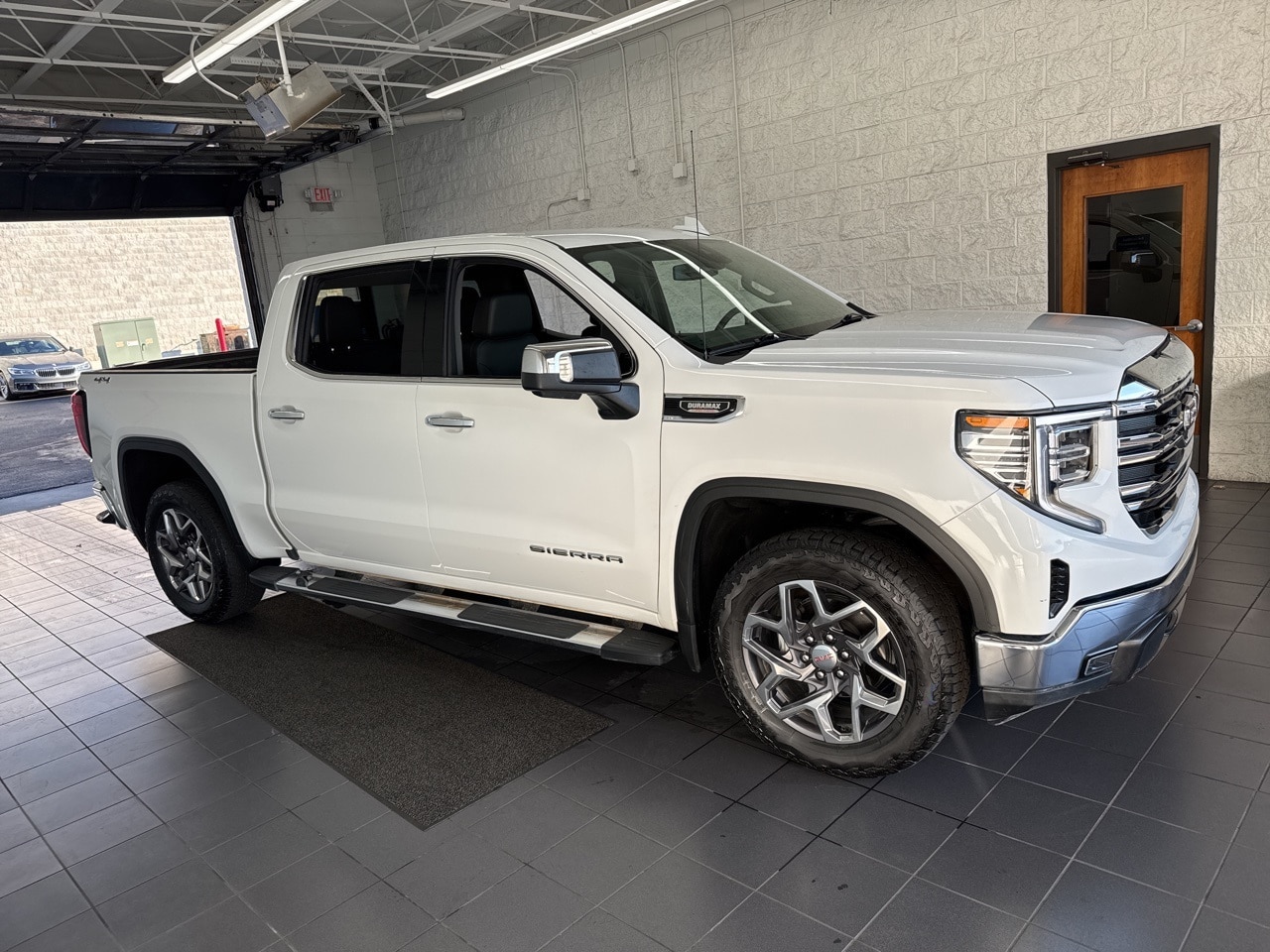 2025 GMC Sierra 1500 SLT's photo