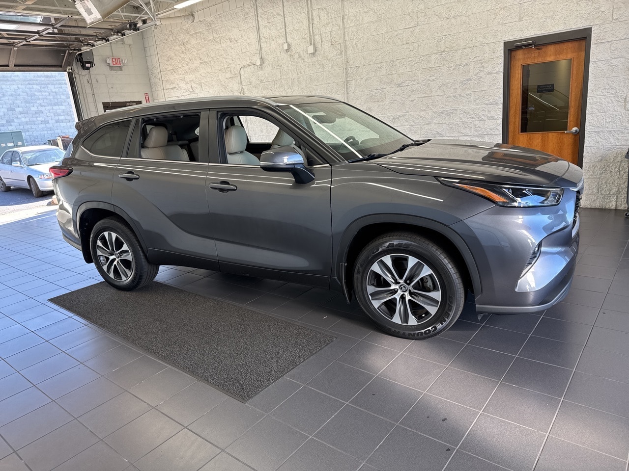 2023 Toyota Highlander XLE's photo