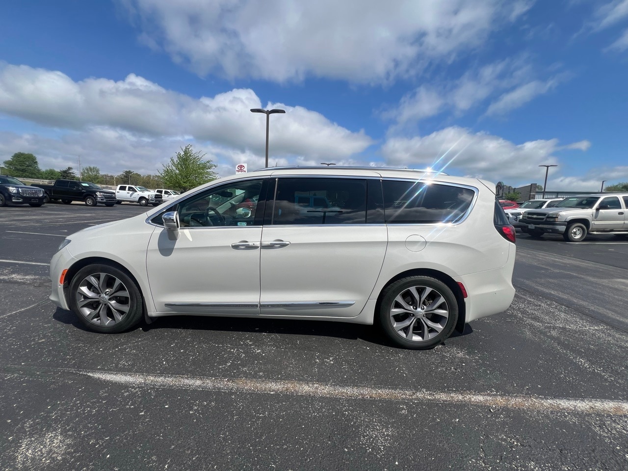 Used 2019 Chrysler Pacifica Limited with VIN 2C4RC1GG8KR594434 for sale in Springfield, MO