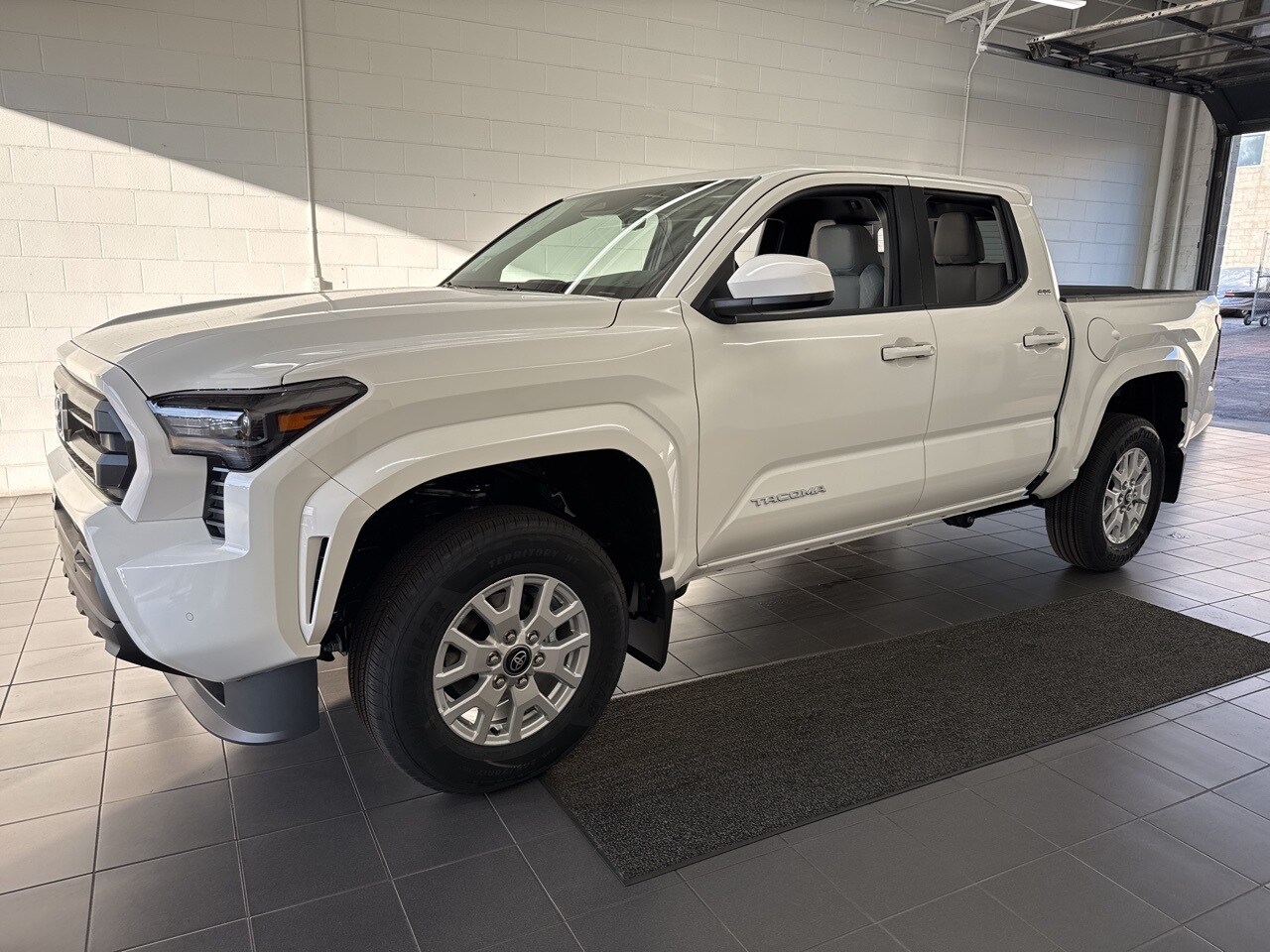2025 Toyota Tacoma SR5 photo 4