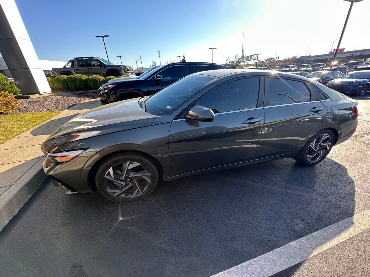 2024 Hyundai Elantra Hybrid Limited photo 3