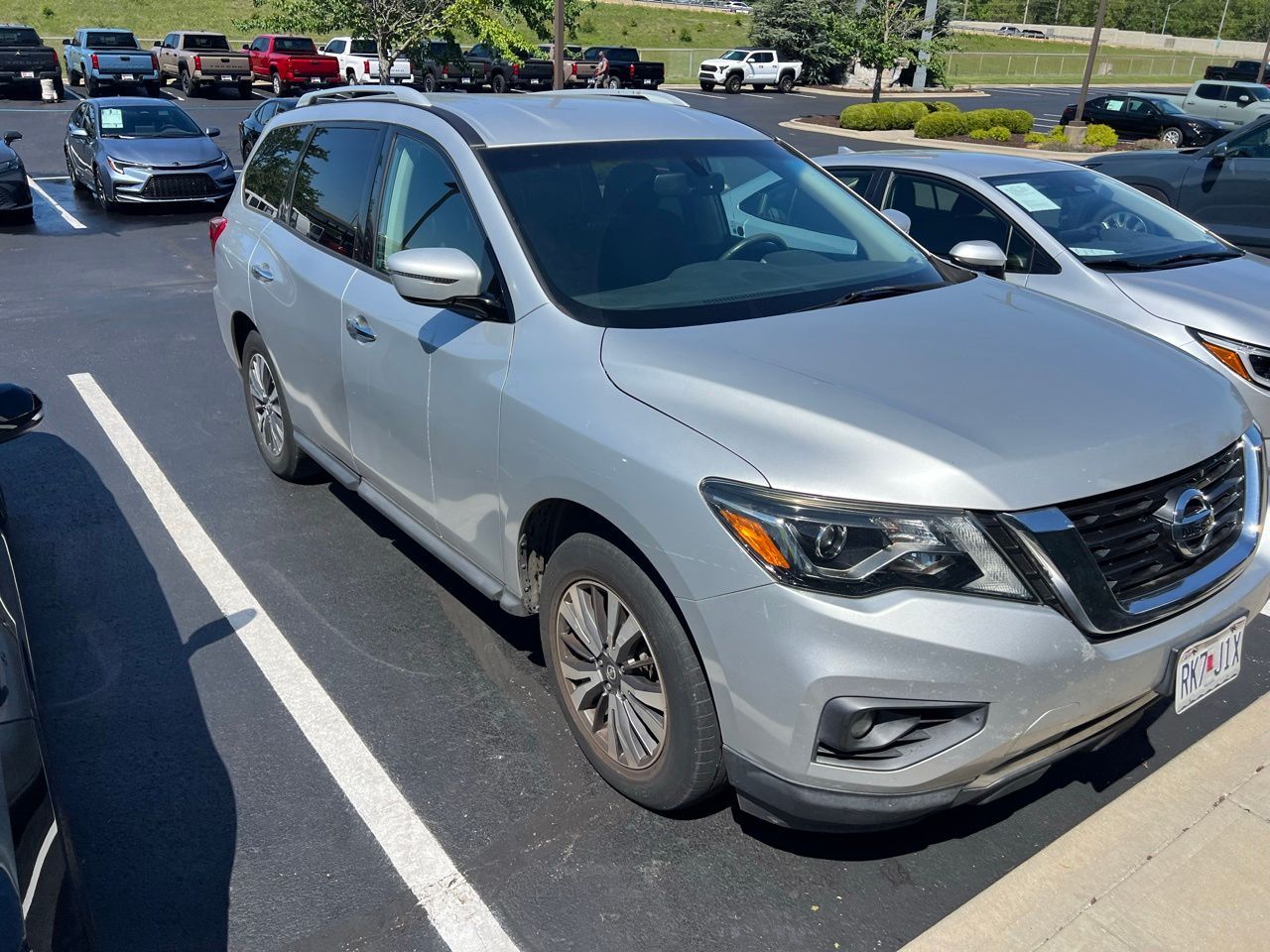 Brilliant Silver Metallic 2017 Nissan Pathfinder SV SUV / Crossover Front-Wheel Drive Continuously Variable Transmission