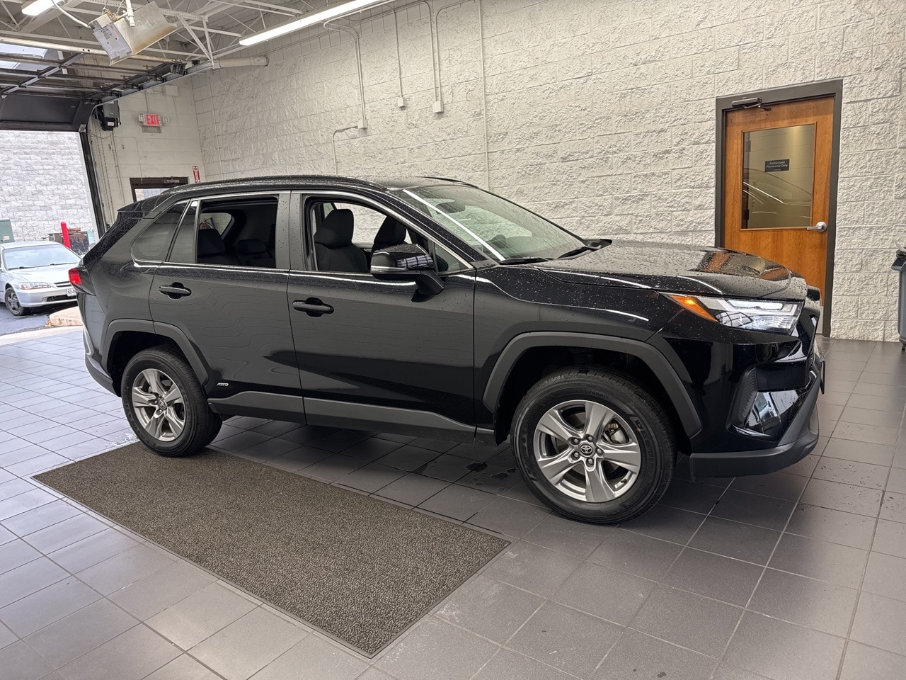 2024 Toyota RAV4 XLE's photo