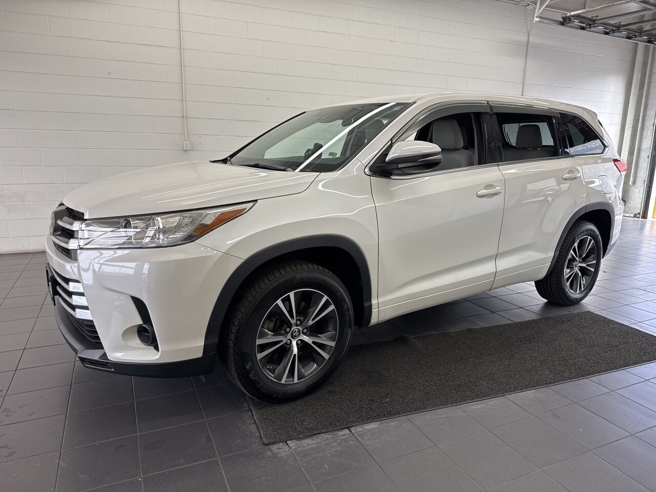 2018 Toyota Highlander LE photo 4