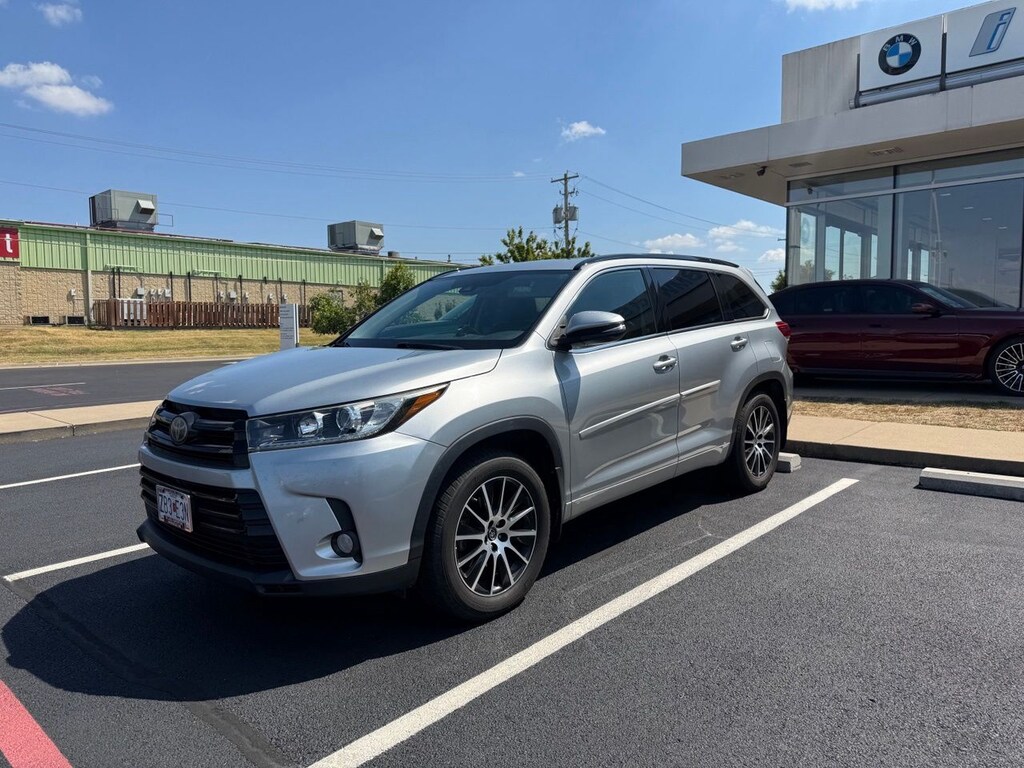 Used 2017 Toyota Highlander SE SUV