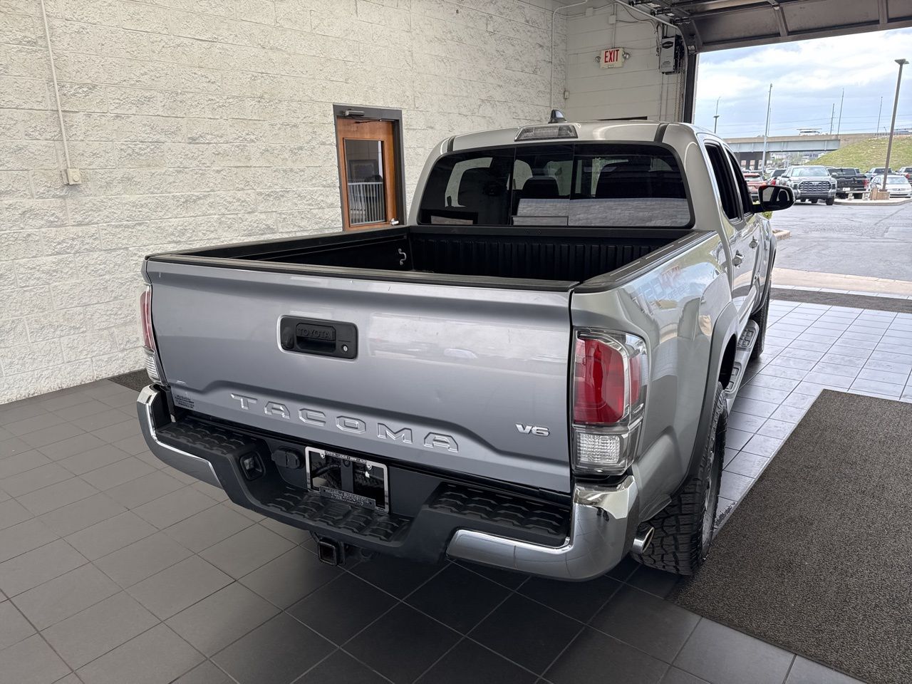 View vehicle photo 7