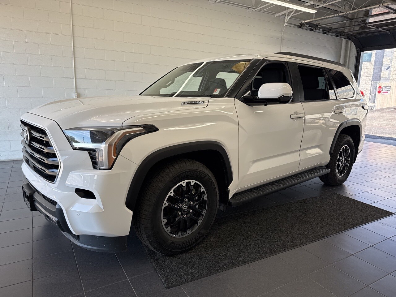 2025 Toyota Sequoia SR5 photo 4