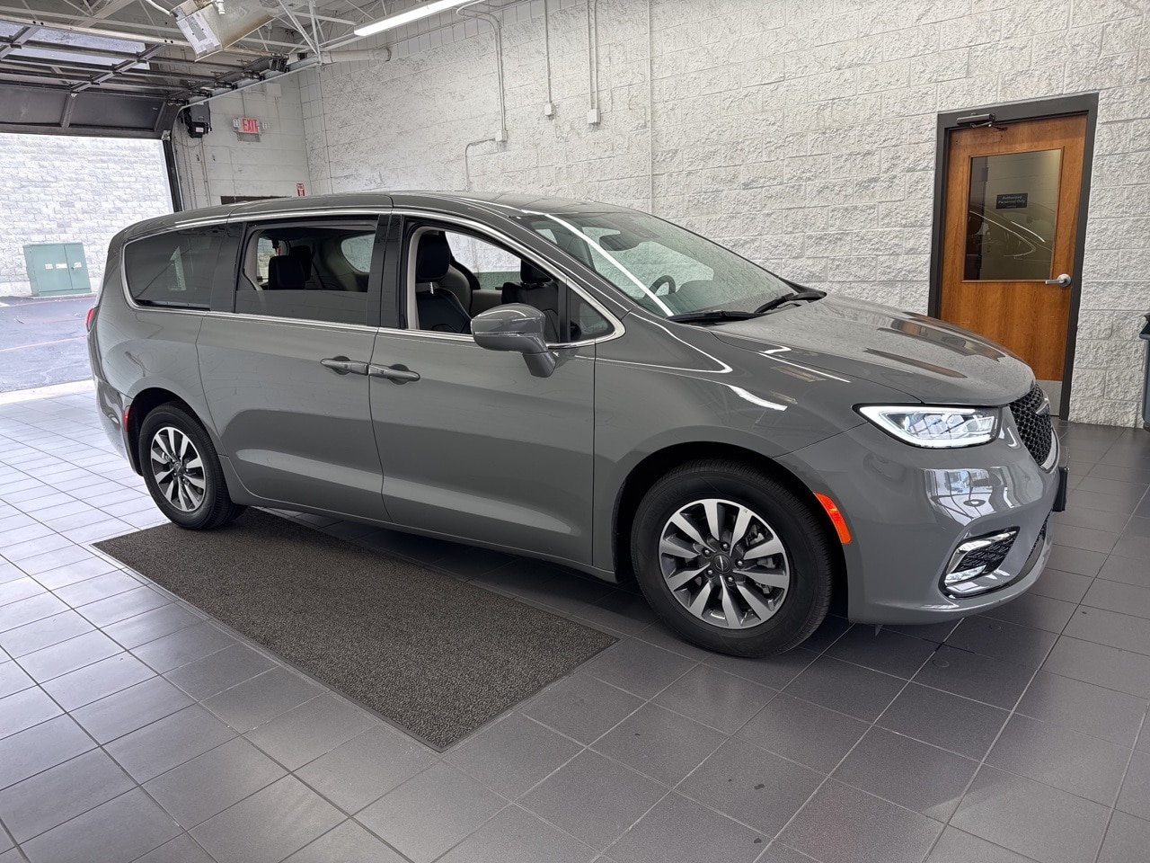2022 Chrysler Pacifica Hybrid Touring L's photo