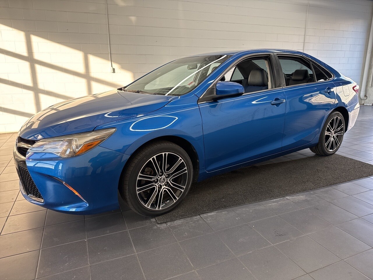 2016 Toyota Camry SE photo 4