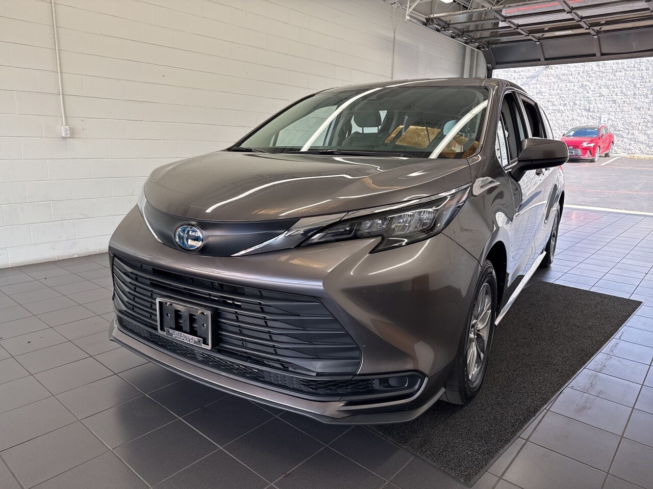 2024 Toyota Sienna LE photo 3