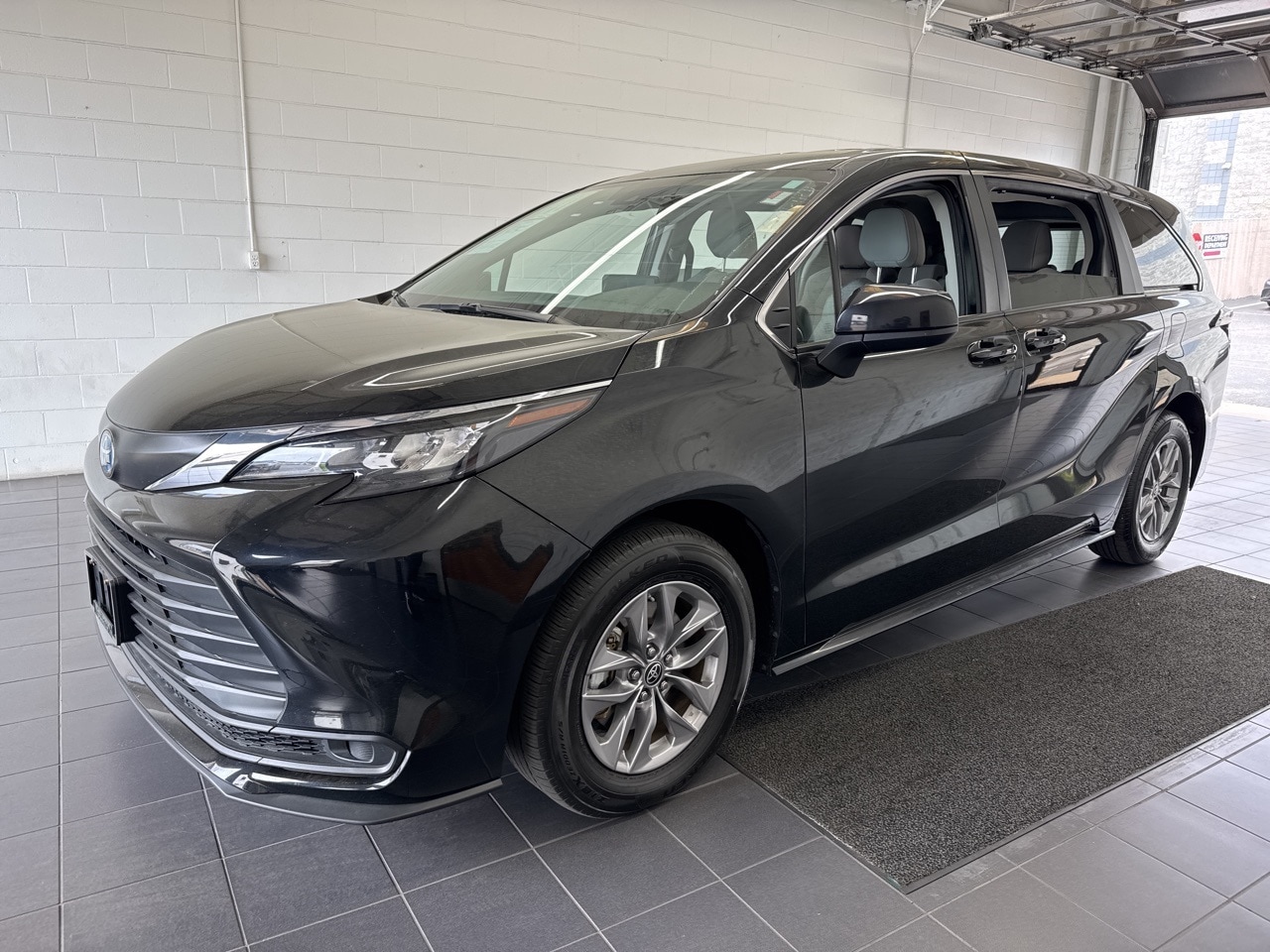 Certified 2024 Toyota Sienna LE with VIN 5TDKRKEC0RS191619 for sale in Springfield, MO