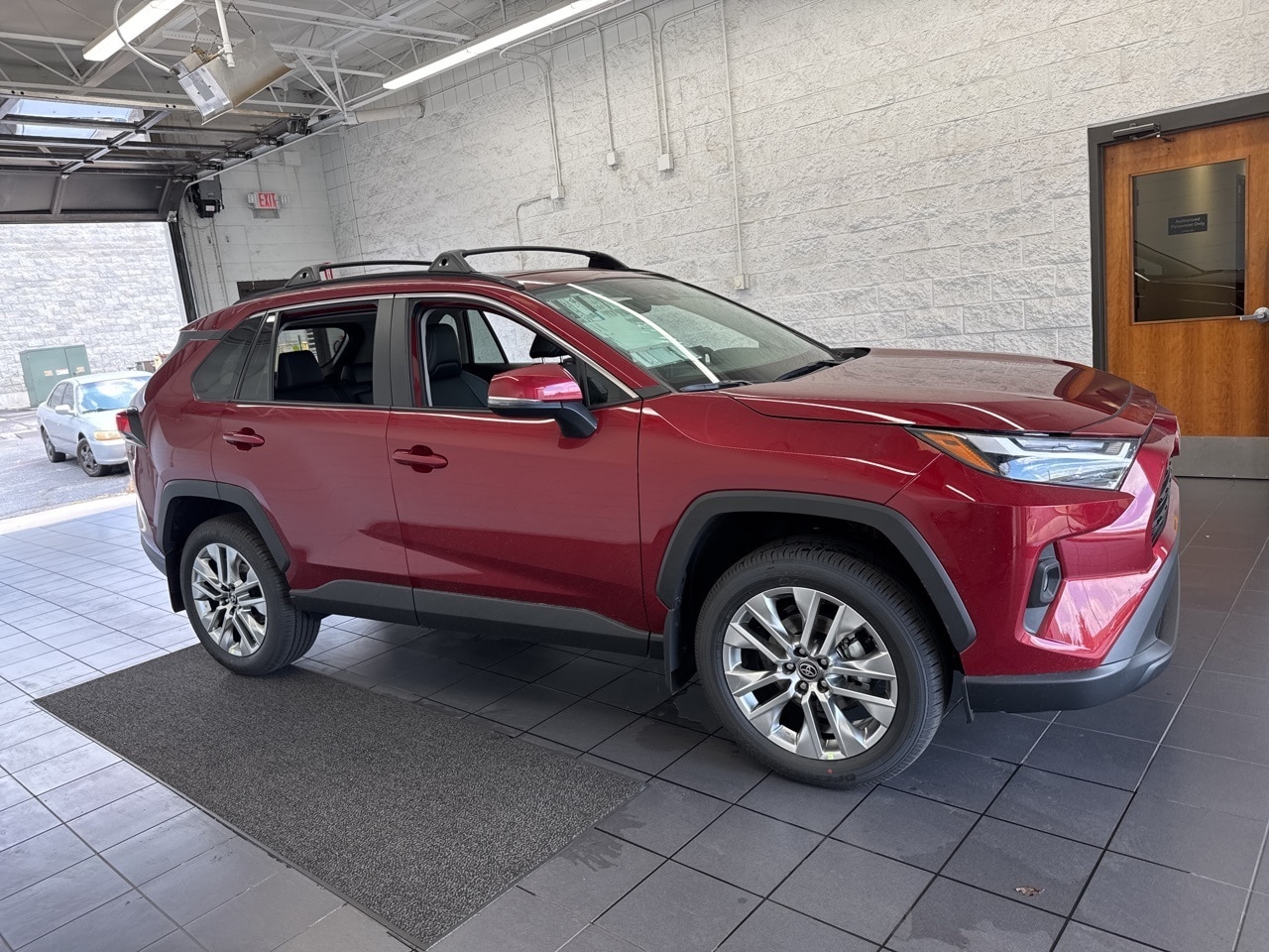 2025 Toyota RAV4 XLE Premium's photo