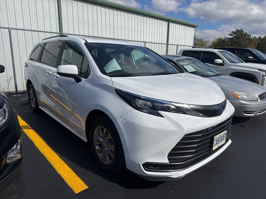 Used 2025 Toyota Sienna LE Minivan/Van
