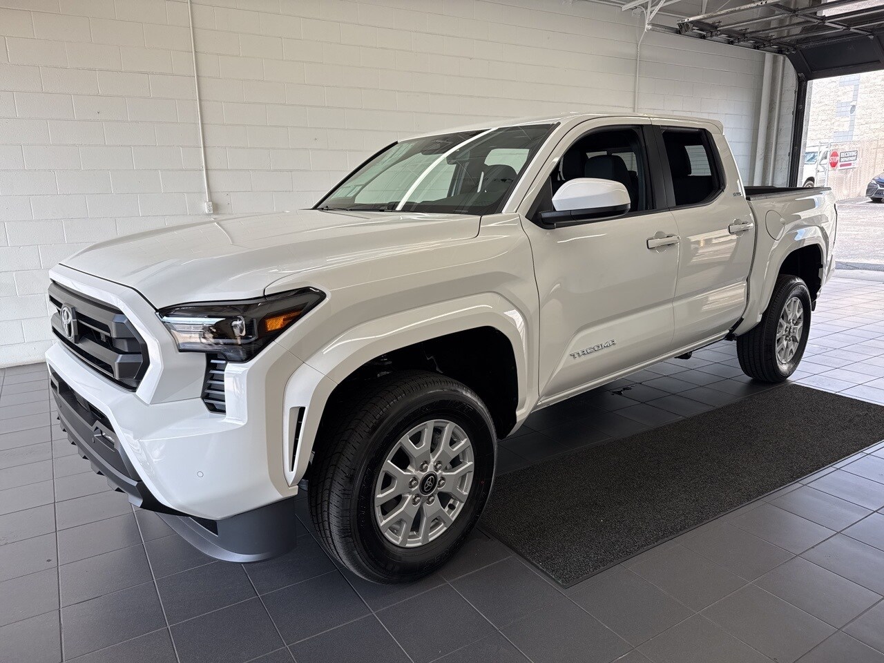 2025 Toyota Tacoma SR5 photo 4