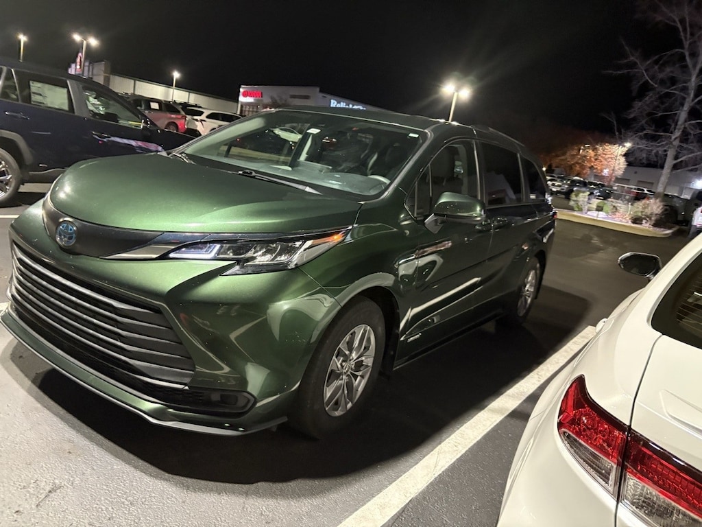 Used 2021 Toyota Sienna LE Minivan/Van