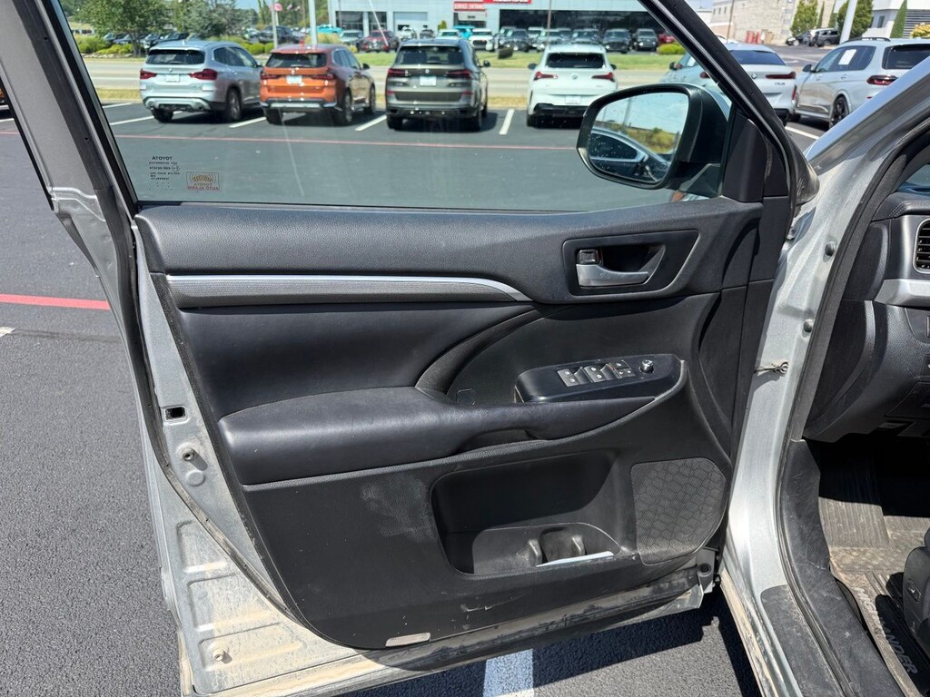 Used 2017 Toyota Highlander SE SUV