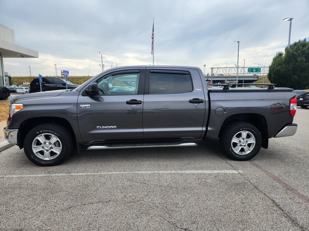 2017 Toyota Tundra SR5 photo 2