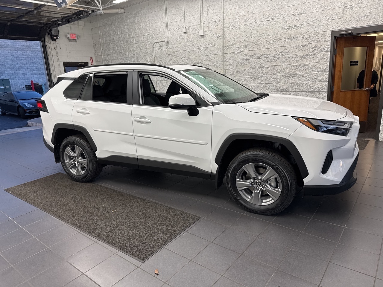 2025 Toyota RAV4 XLE's photo