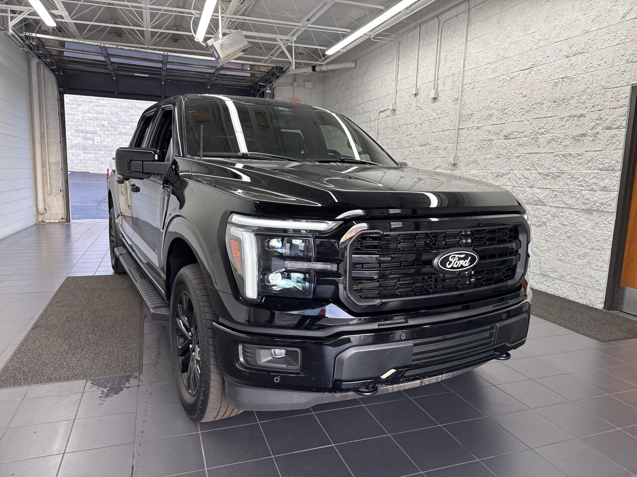 2025 Ford F-150 Lariat photo 2