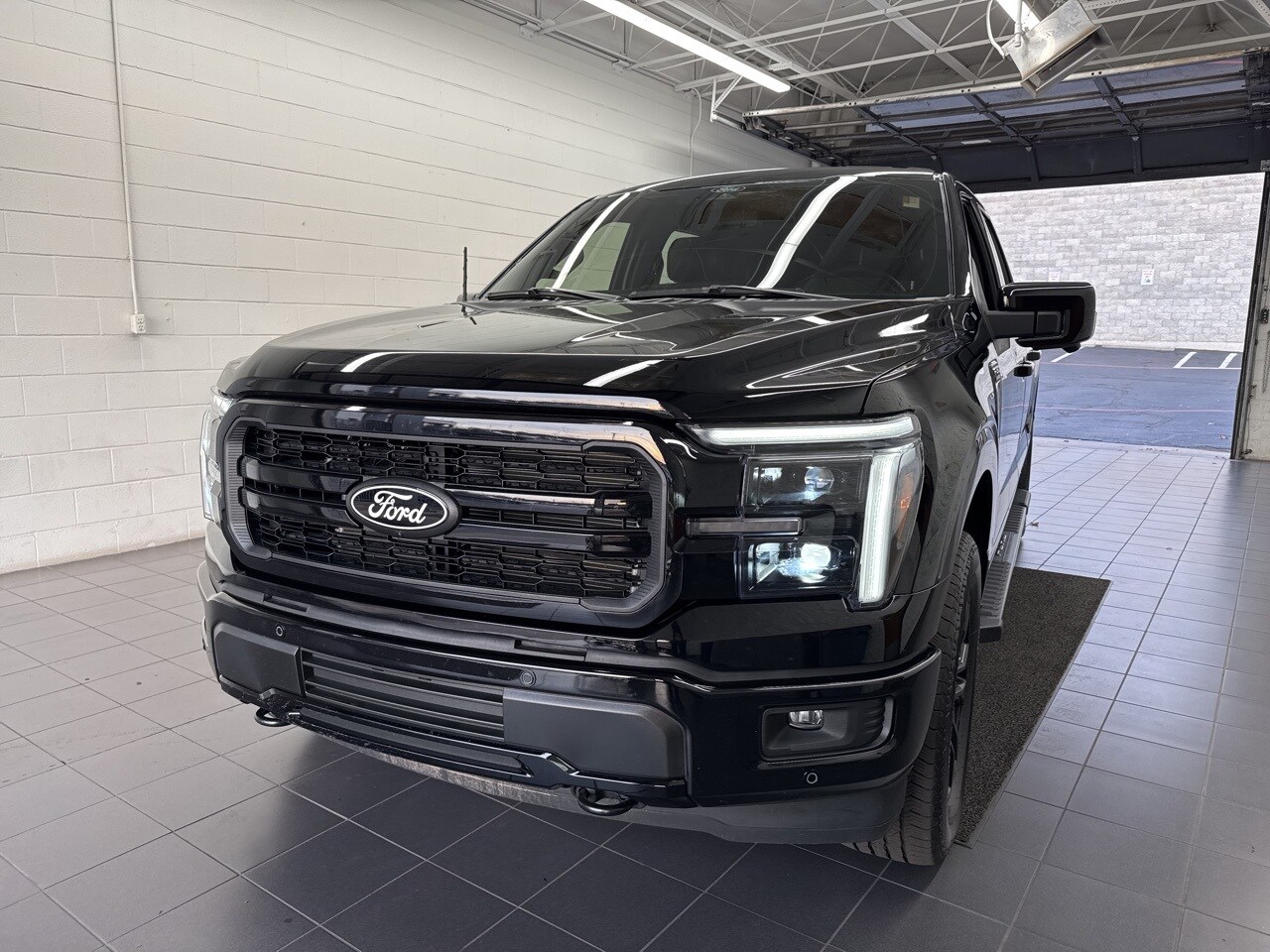 2025 Ford F-150 Lariat photo 3