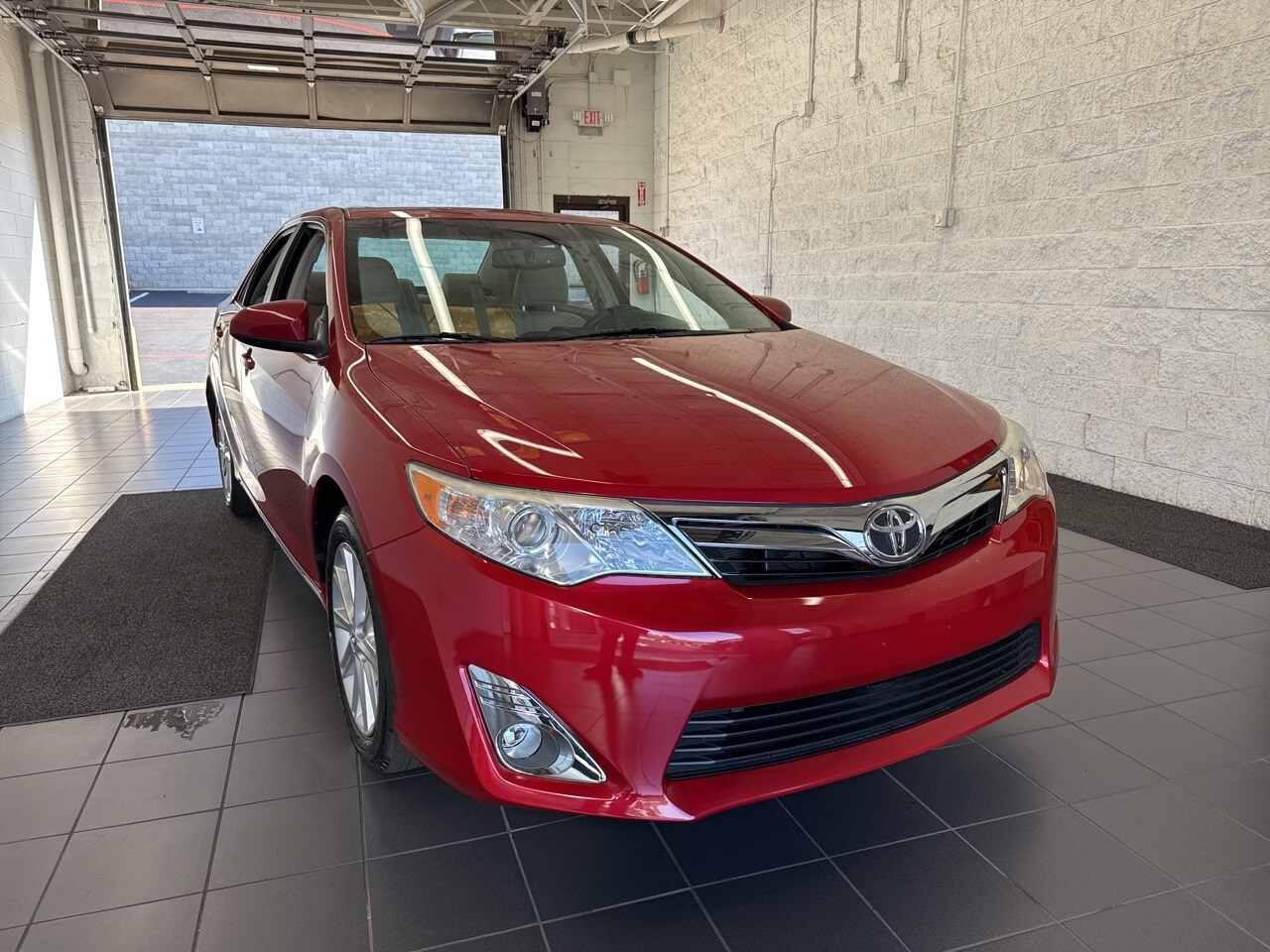 2014 Toyota Camry SE photo 2