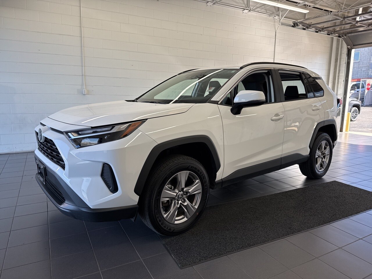 2024 Toyota RAV4 XLE photo 3