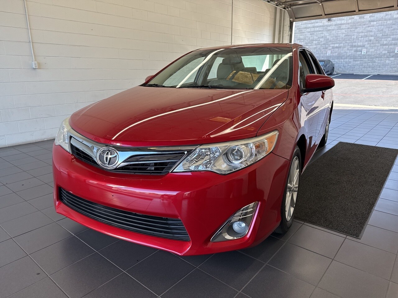 2014 Toyota Camry SE photo 3