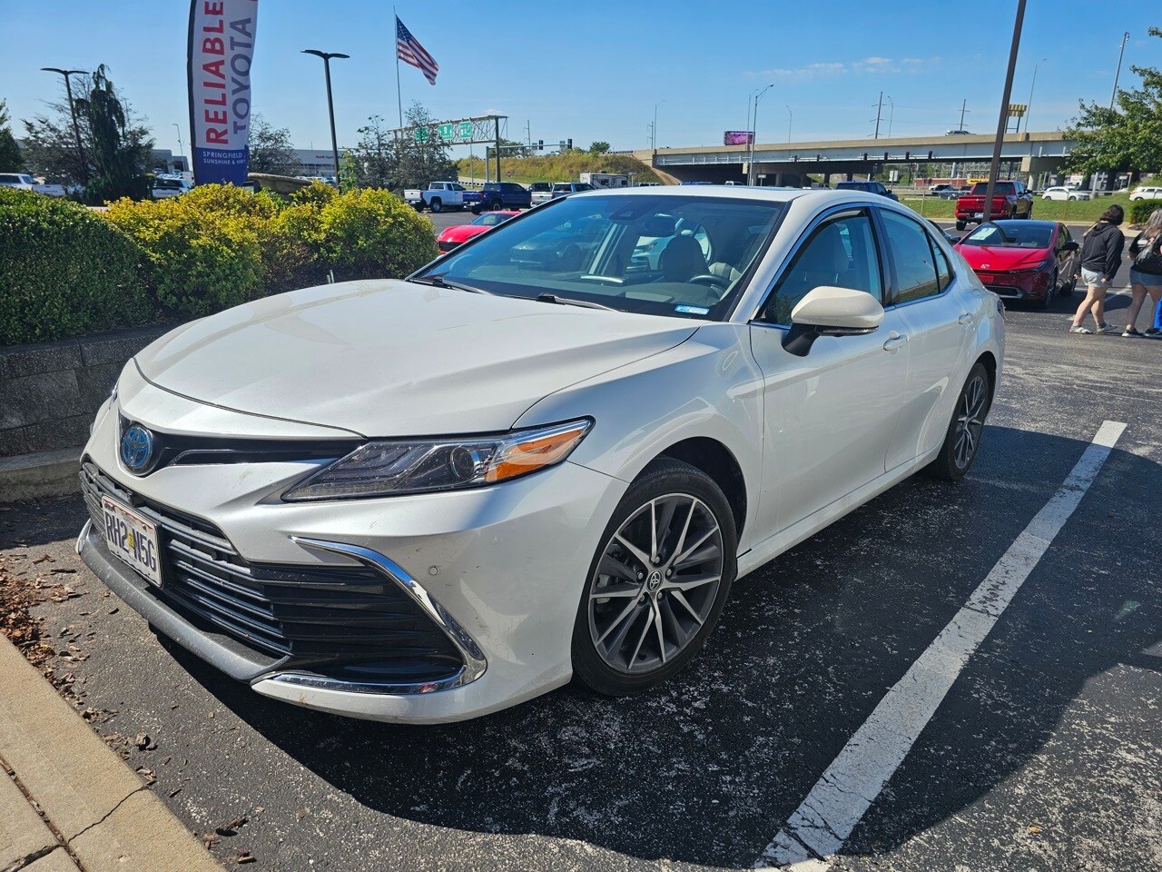 2022 Toyota Camry Hybrid XLE photo 2