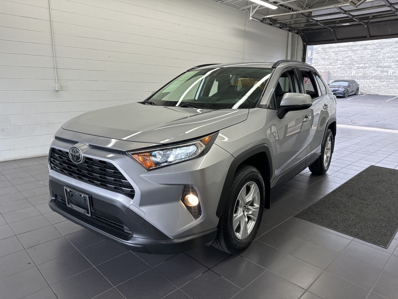 Used 2019 Toyota RAV4 XLE with VIN JTMP1RFV4KJ019828 for sale in Springfield, MO