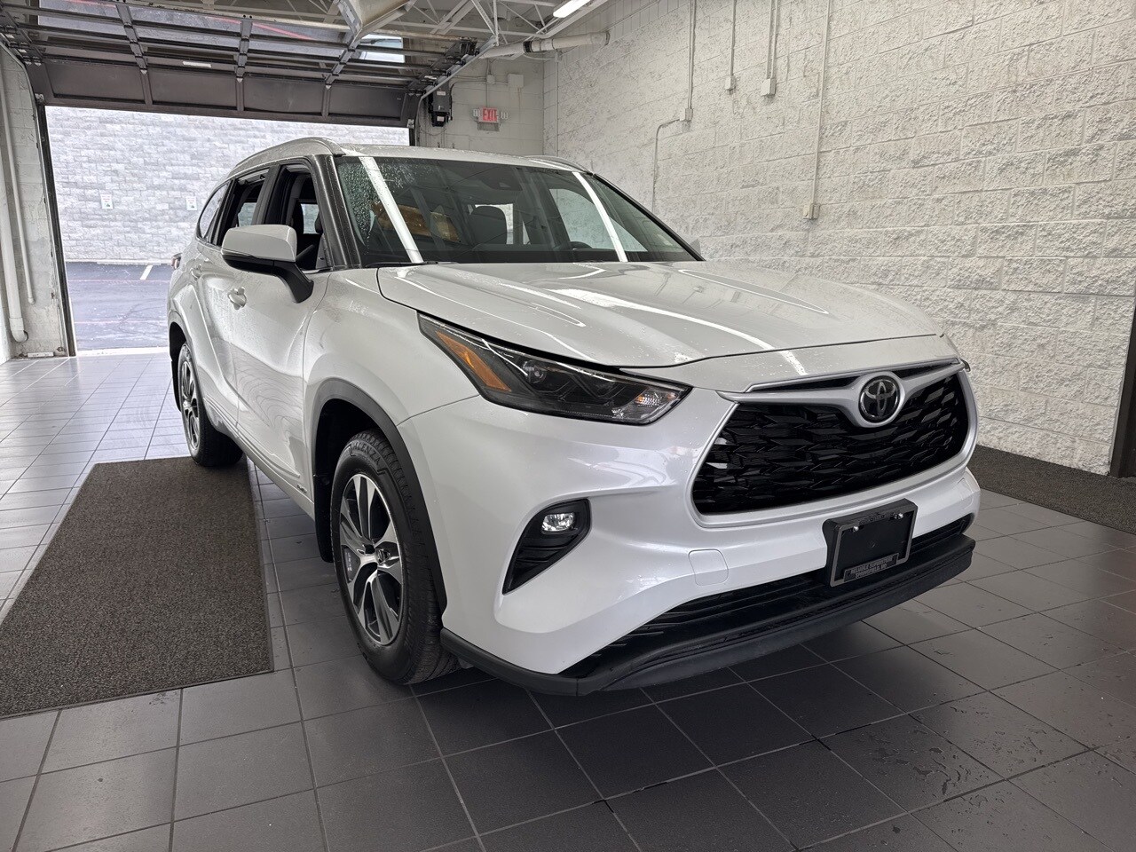 2025 Toyota Highlander Hybrid XLE photo 2