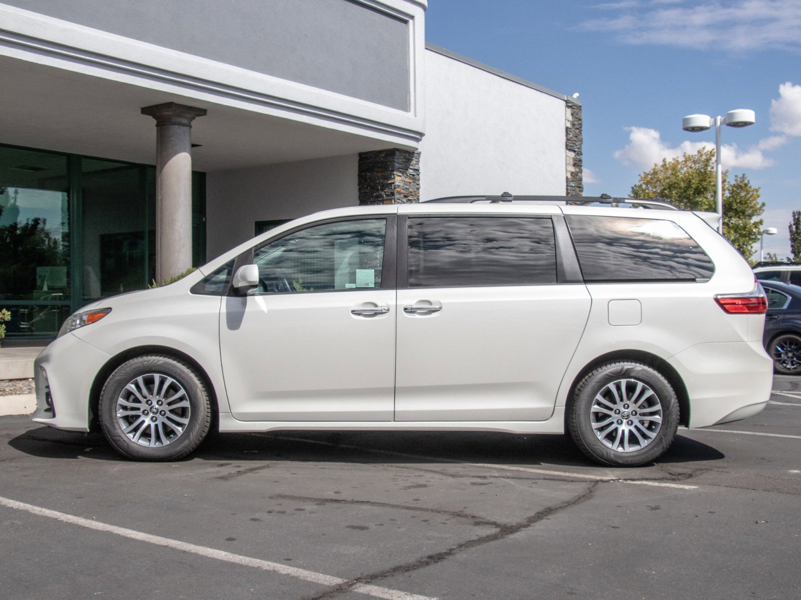 2020 Toyota Sienna XLE photo 4