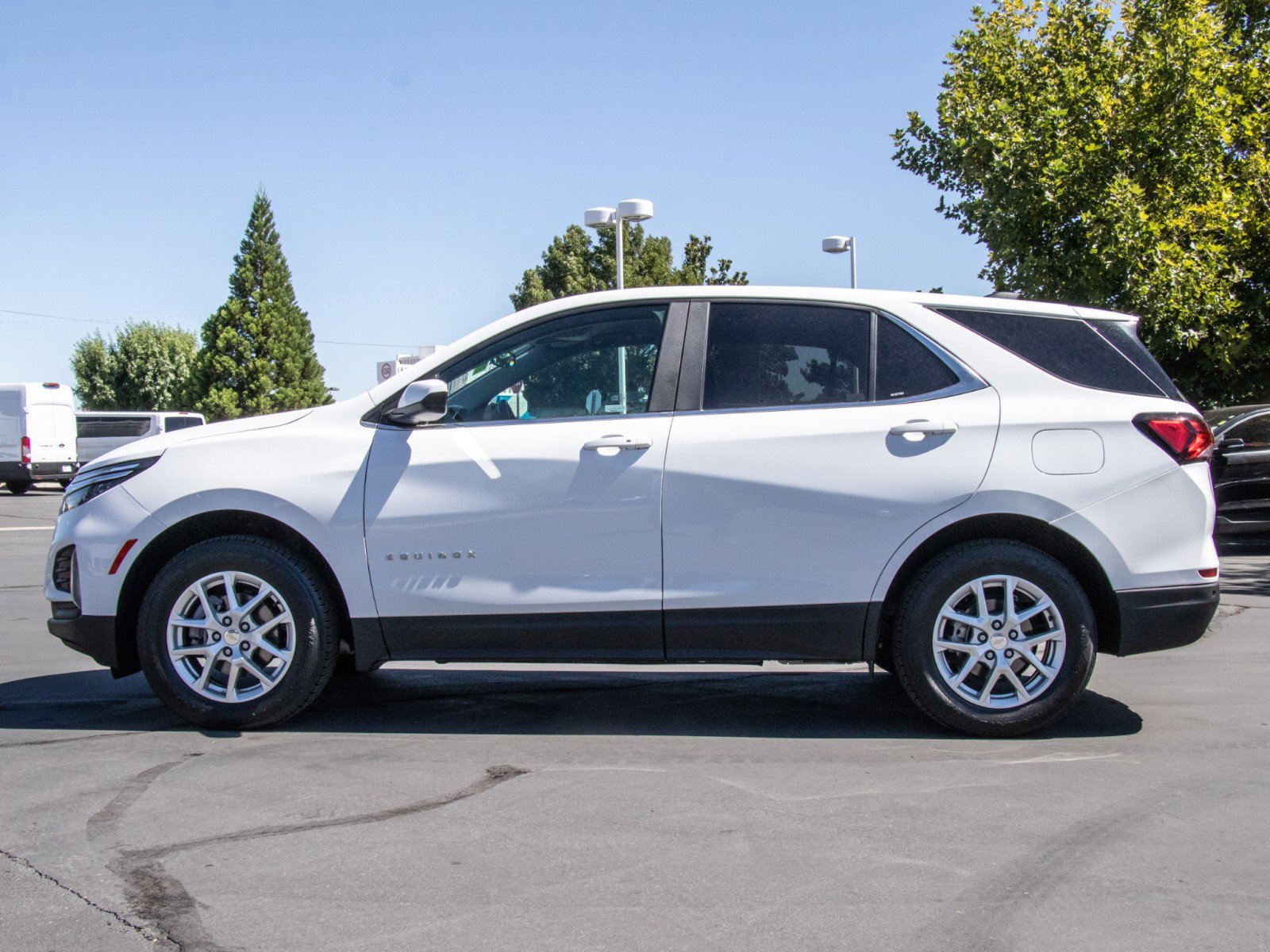 2024 Chevrolet Equinox photo 2