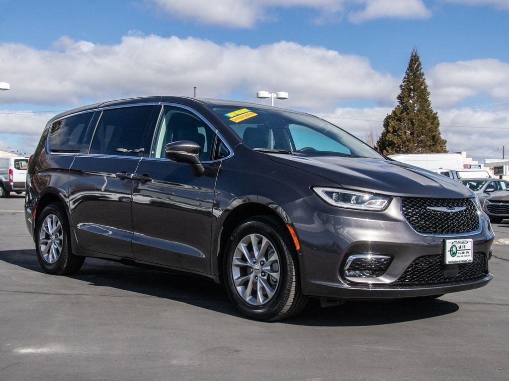 2023 Chrysler Pacifica Touring L AWD's photo