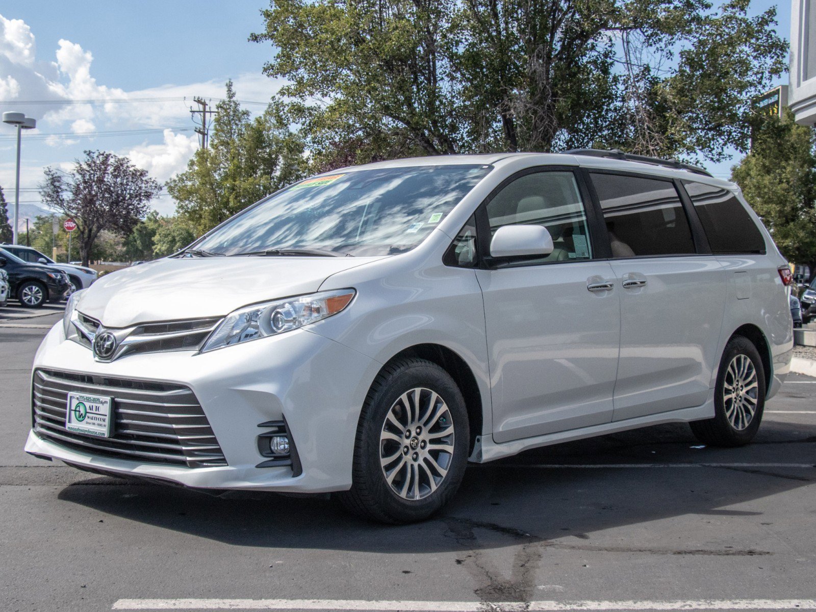 2020 Toyota Sienna XLE photo 3