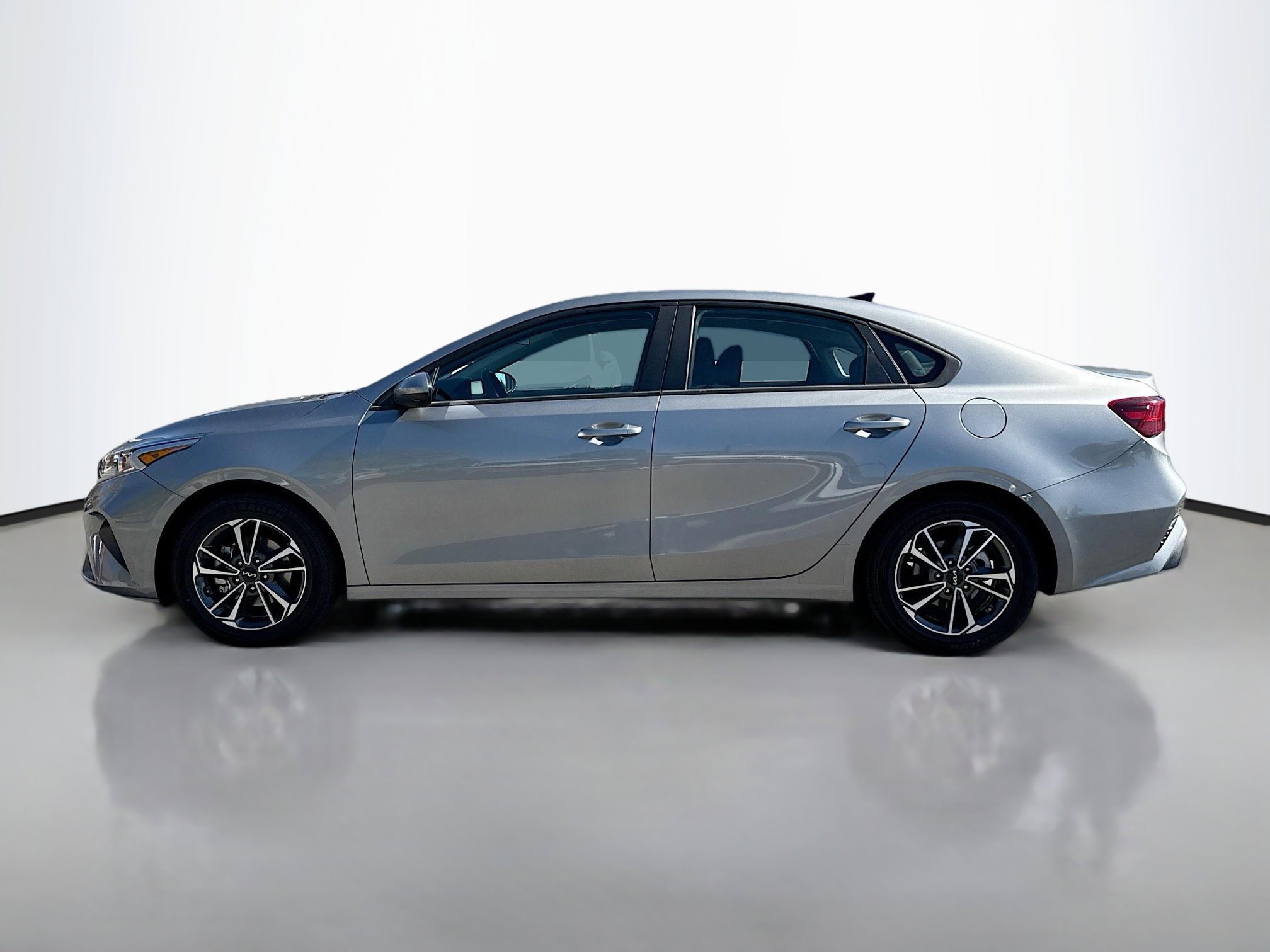 2023 Kia Forte LXS photo 2
