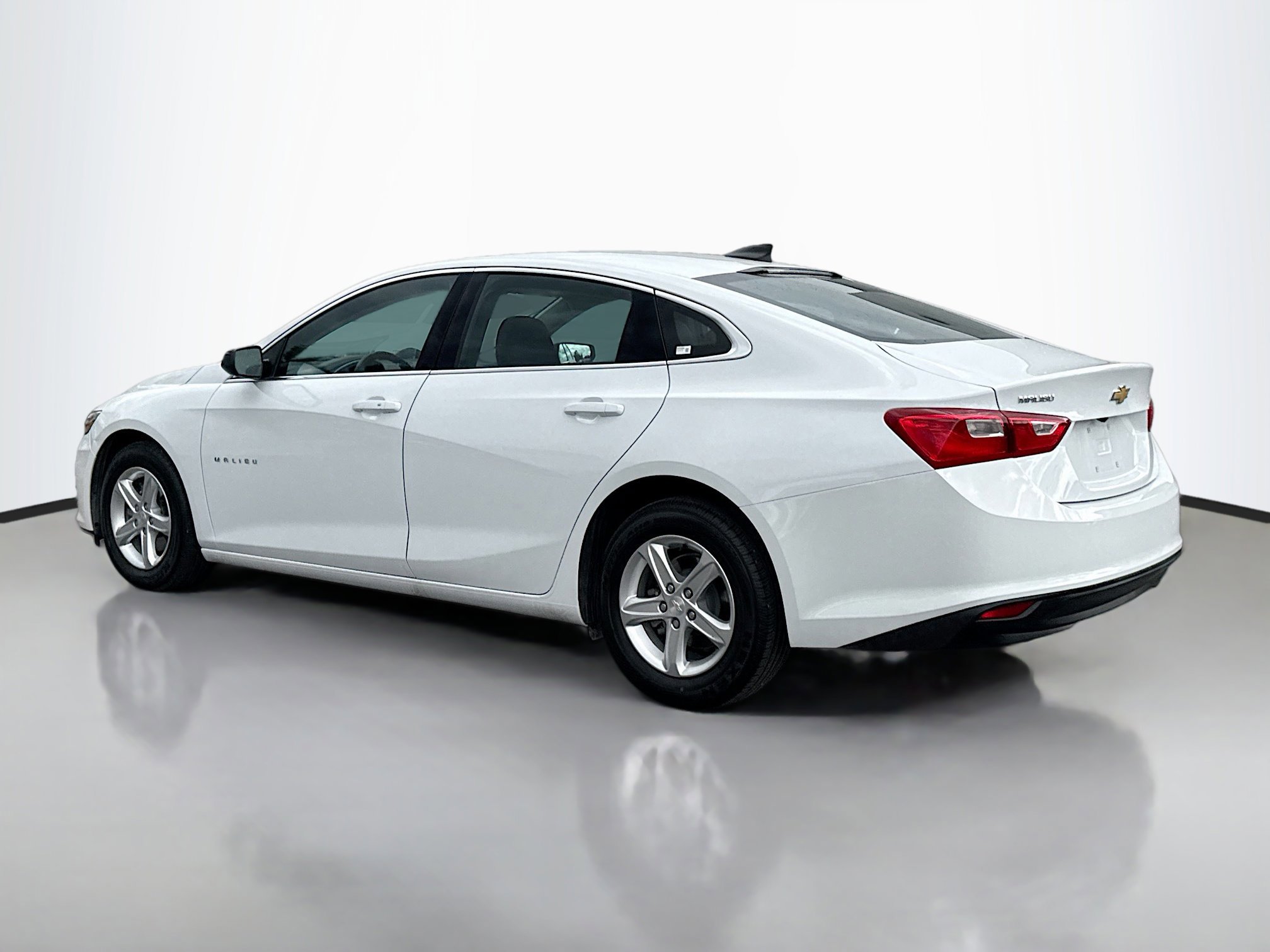 2022 Chevrolet Malibu LS photo 3